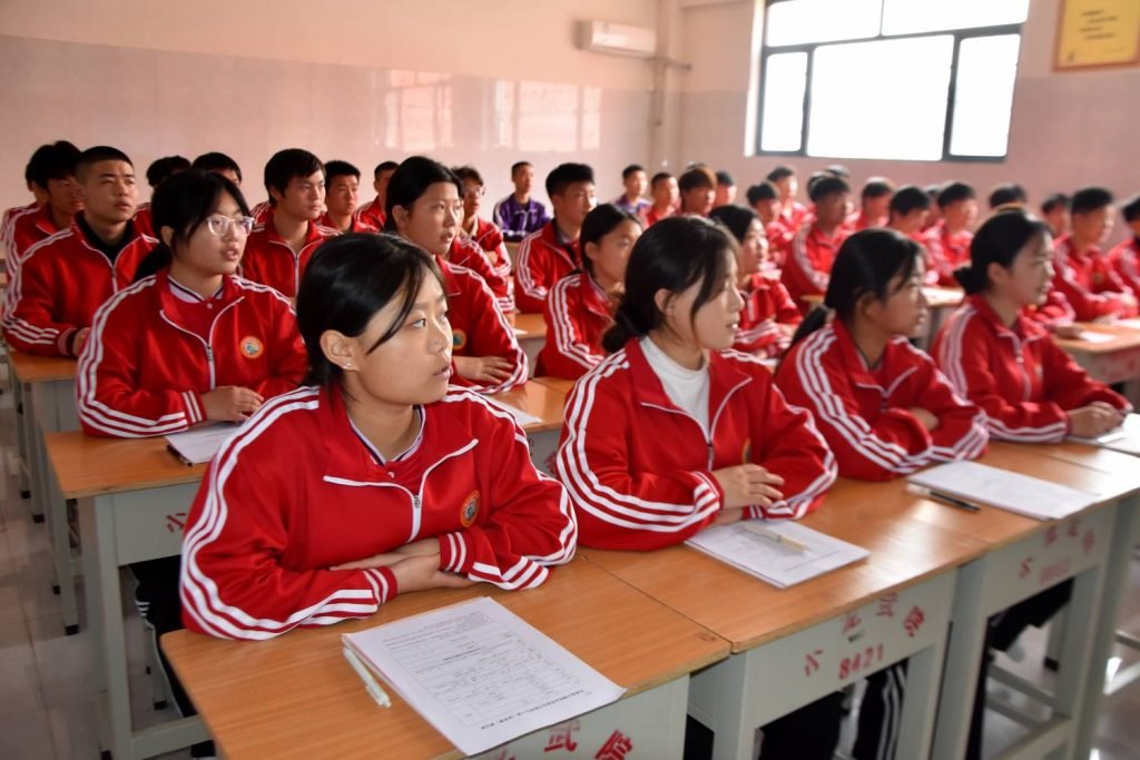 image shows students learning benefits of shaolin kung fu